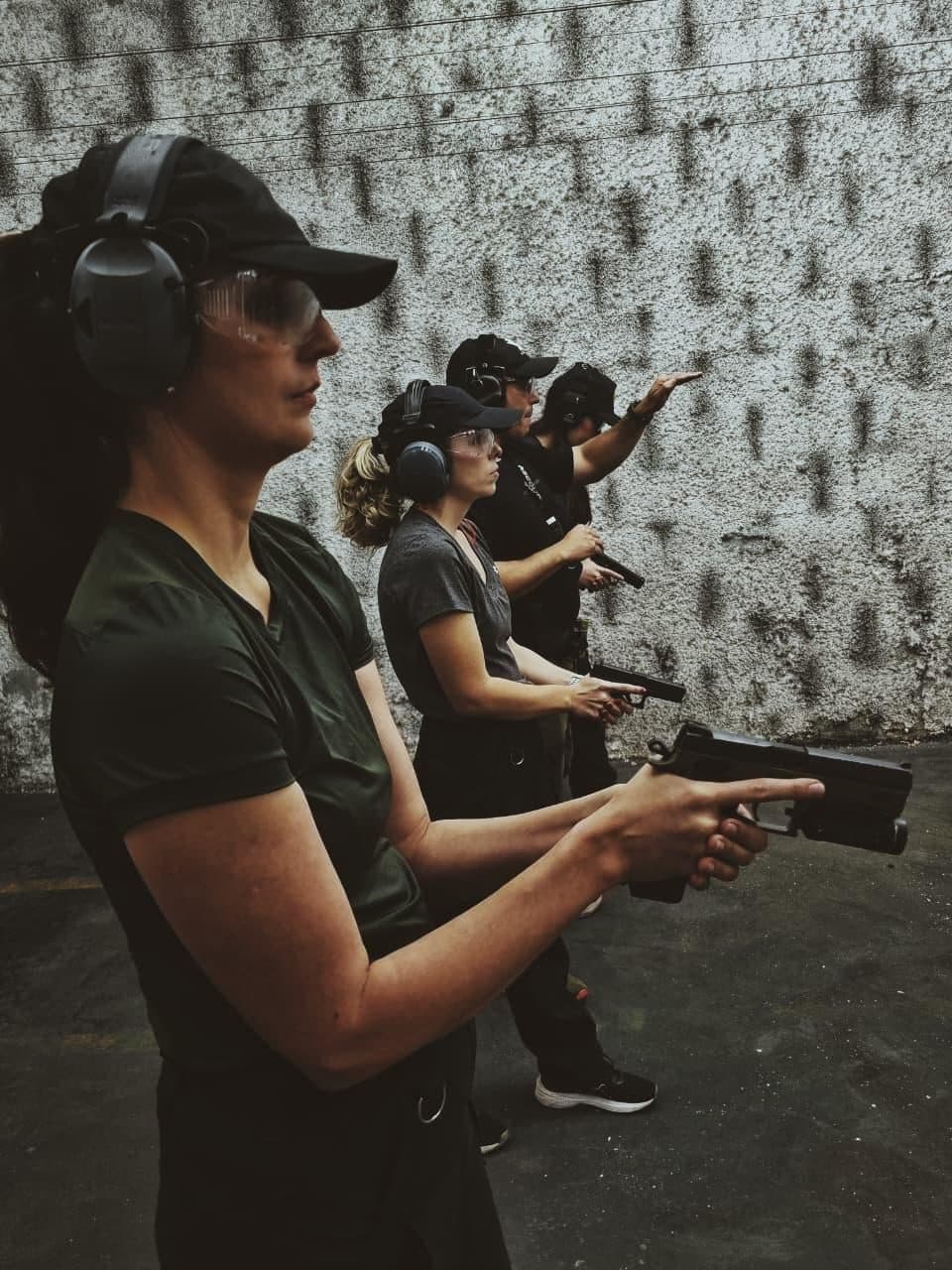 Turma na linha de fogo em treino coletivo